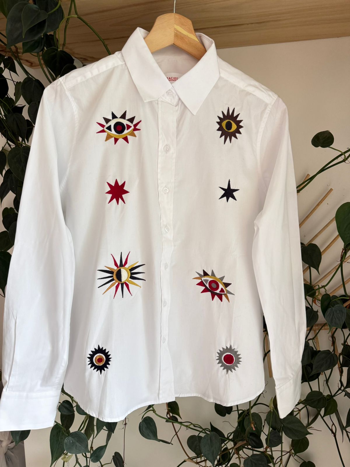 Blusa blanca con estrellas y ojos bordados